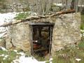 La cabane est tomb&eacute;e sur le chien